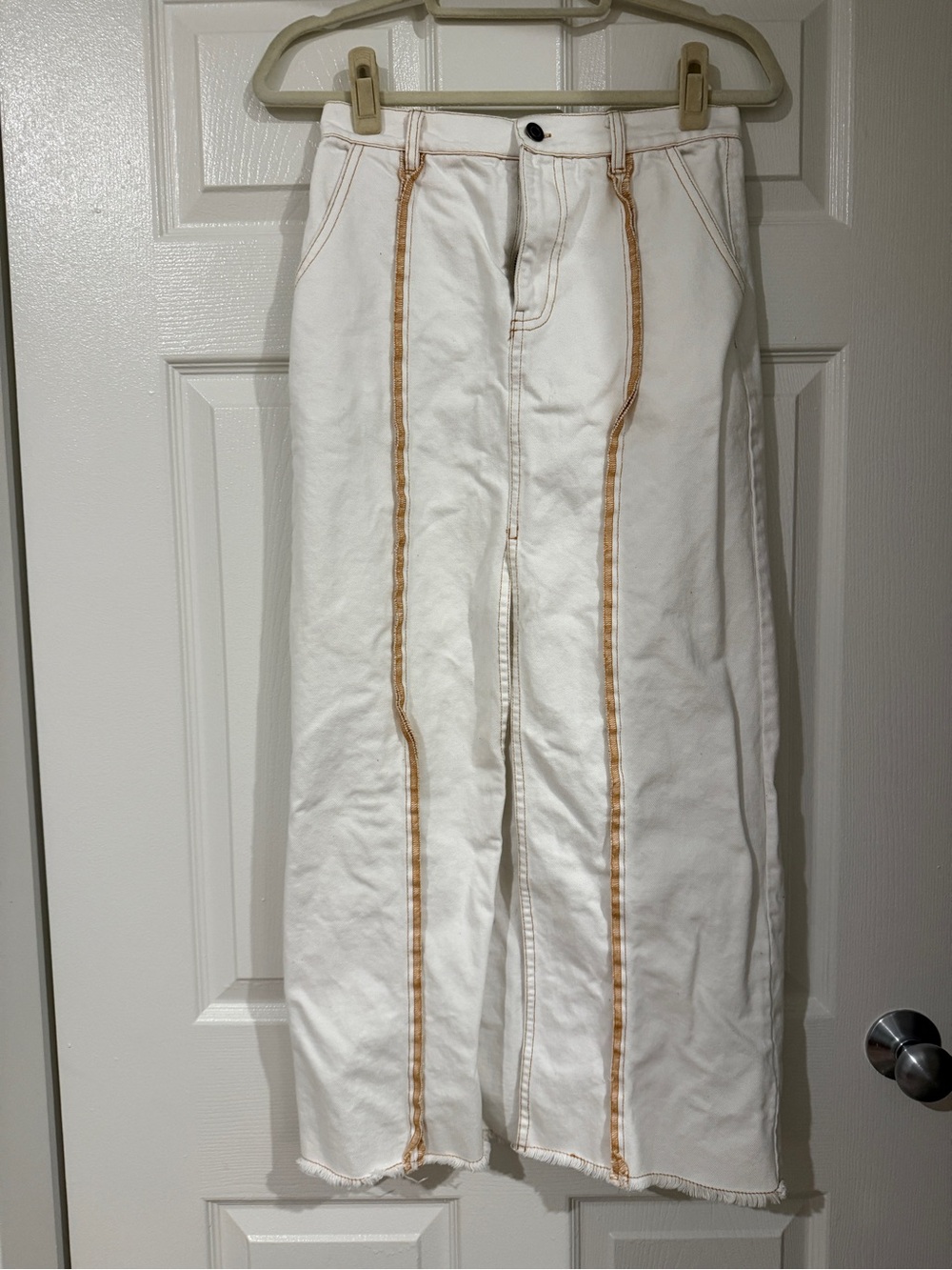 Moon River White Wide-Leg Jeans with Tan Contrast Seams